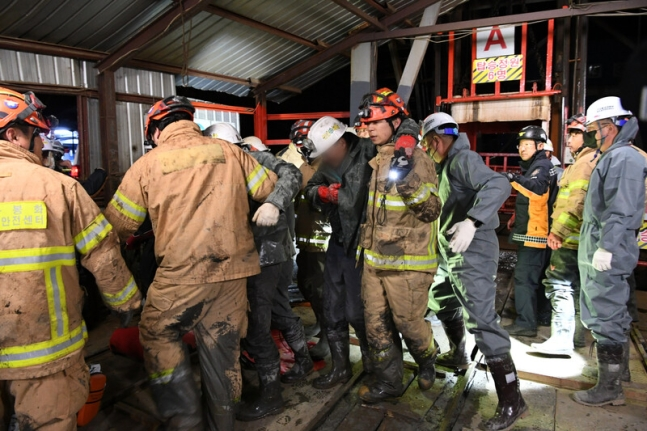 tang__kira's tweet photo. Penambang seng yang terjebak selama 221 jam (9 hari) sedalam 190 meter di Bonghwa-gun, Gyeongsangbuk-do pada tahun  2022 menceritakan kisahnya.

Termasuk berterimakasih ke kopi sachet yang menyelamatkan nyawanya.

Mereka ngemilin 30 bungkus paket kopi sachet yang memiliki cukup kalori untuk bertahan hidup selama 9 hari.
