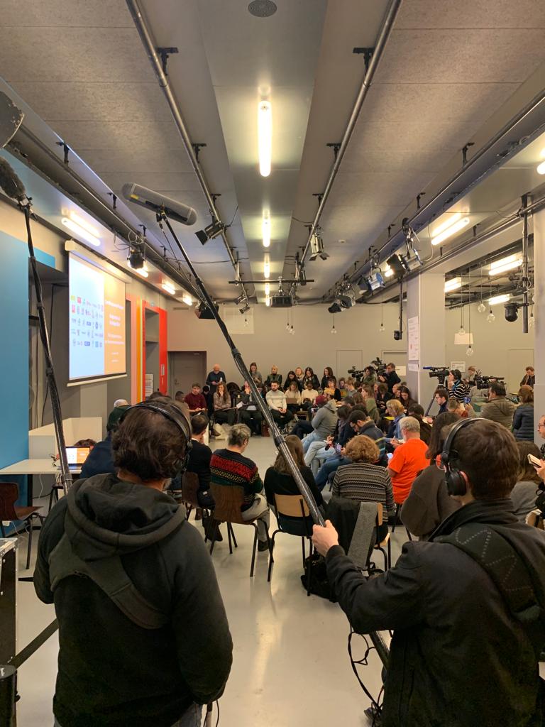 Conférence de presse des 34 assos et des premiers concernés contre le #projetdeloiimmigration . L'apprentissage de la langue française doit être un vecteur d'inclusion et non un moyen de contrôle et de restriction !