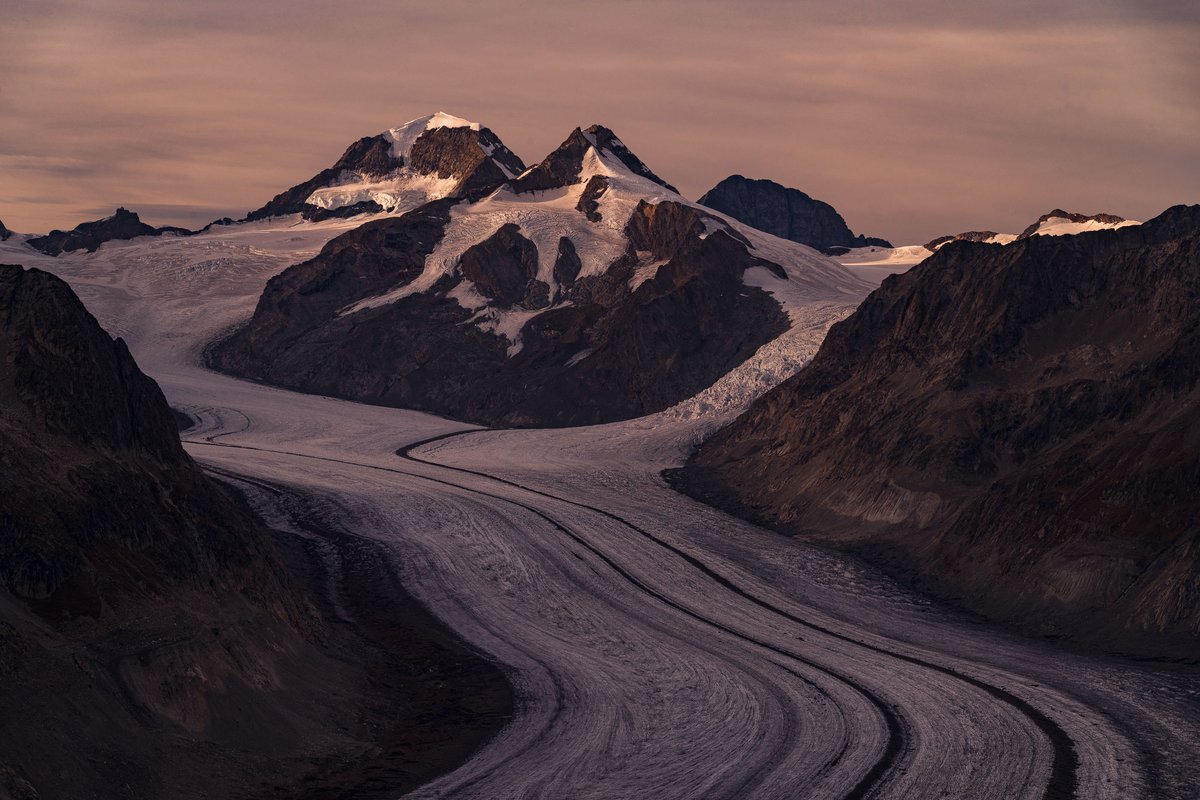 During my latest trip to this glacier, I got incredibly lucky with the light and the cloud coverage. As the sun was setting it created this beautiful warm light and the very clear air above the glacier brought all the details in the ice to life.