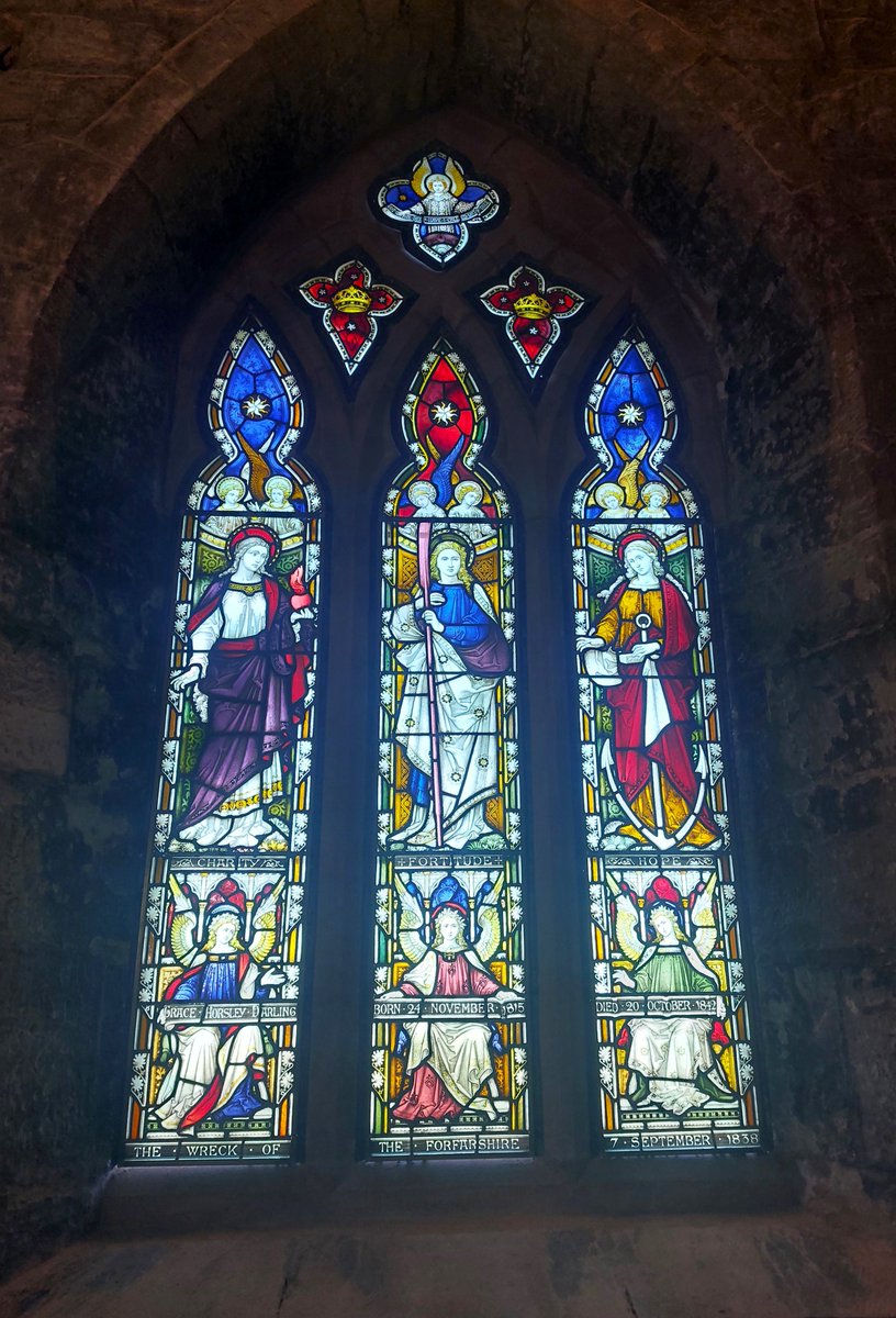 Public funded #MonumentMonday for heroine Grace Darling. St Aidan's Bamburgh overlooking sea.
Lighthouse keeper's daughter rowed coble in fierce storm+tide to rescue 5 shipwreck survivors 1838, aged 22; d. 1842.
And 1885 #Memorial window in church to her Charity, Fortitude, Hope.
