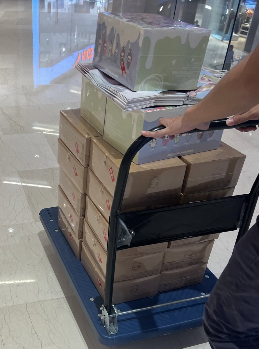 [พร้อมส่ง] 
Hirono V1 ที่มาร์คต้วนเล่นอยู่นะคะ

ตอนนี้มีสต็อคเหลืออยู่นิดหน่อยค่า
สำหรับรอบส่งวันพุธ 

ใครสนใจสั่งซื้อได้เลยค่า 

ยกBox 5650฿
บัตรเครดิต +2%

ส่งฟรี EMS 

นัดรับสยามได้ 

#ตลาดนัดGot7 #ตลาดนัดอากาเซ่ #ตลาดนัดmarktuan #ตลาดนัดPopmart #ตลาดนัดHirono