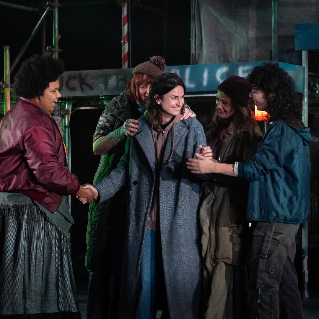 #KillingJack ends this Saturday - don't miss your last few chances to take a plunge into this dark thriller...

🗓 Playing until 11 November.
🎟 Tickets from £19. Under £26s just £8.

📷 Mark Sepple

Book now - queens-theatre.co.uk/whatson/killin…