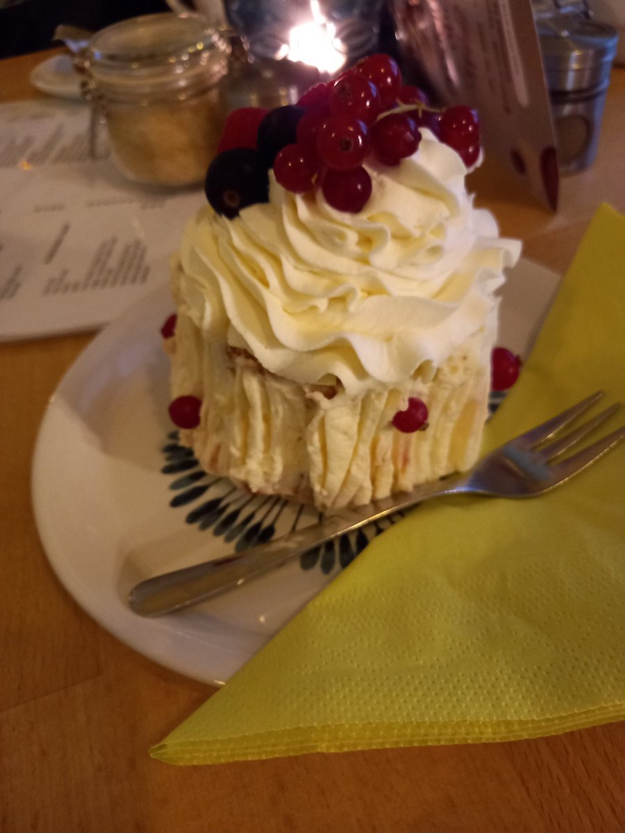 simtefamily's tweet photo. Díky všem za tipy, čas v Praze utekl strašně rychle, byli jsme hlavně venku a tak jsme stihli jen kafe ve Vypečené matce. Bylo to tam super, pidi dětský koutek bohatě stačil a ty dorty tam... 😋. Moc děkuji @arybkaaa, určitě jsme nebyli naposled. https://t.co/1blX5qlDHa