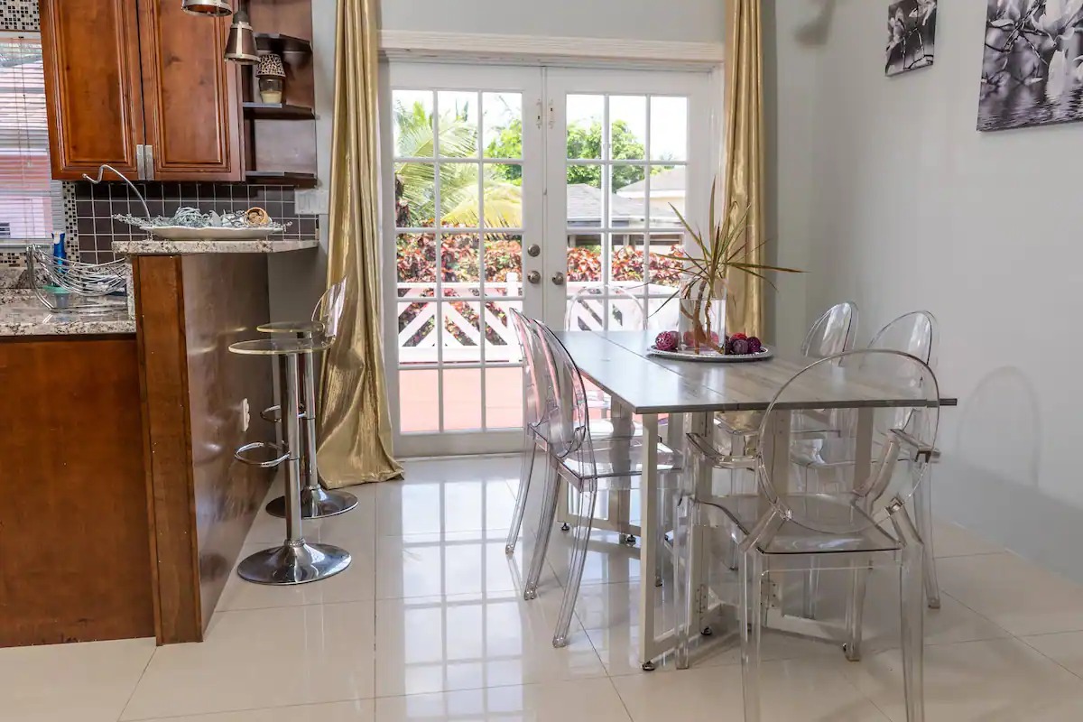 Midland_House's tweet photo. Discover Midland House, a family-friendly haven with a charming bunk bedroom, lush tropical surroundings, and an inviting wooden deck. Unwind in the master bathroom's exquisite clawfoot tub. #IslandRetreat #GrandCaymanVacation https://t.co/umhqFnvypH https://t.co/hosUNGt38L