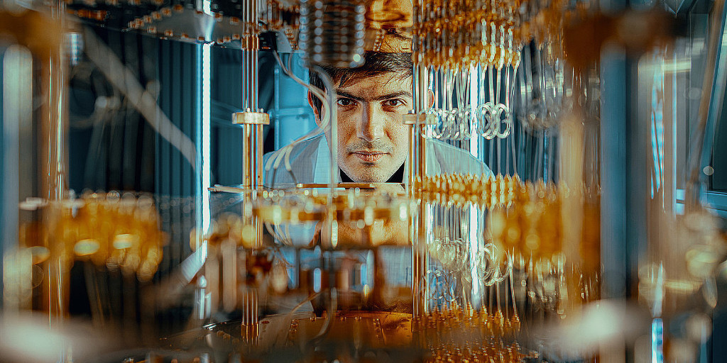 informatikradar's tweet image. Wissenschaftliche Durchbrüche lassen sich nicht vorhersagen, sagt @StefanSeegerer. 🔮 Trotzdem bereiten er und die Kryptografie-Expertin Juliane Krämer sich schon heute auf das #Quantencomputing von morgen vor. Wie, erzählen sie im Interview mit der .inf: inf.gi.de/03/wann-wenn-n…