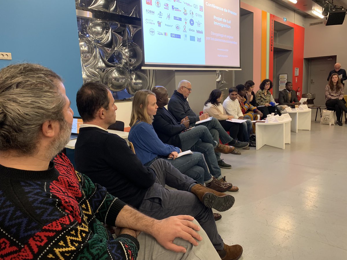 Puissante conférence de presse ce matin à la Gaité Lyrique avec six personnes concernées qui ont exprimé leur opposition au #PJLasileimmigration , avec le soutien de 34 organisations de défense des droits des personnes migrantes.