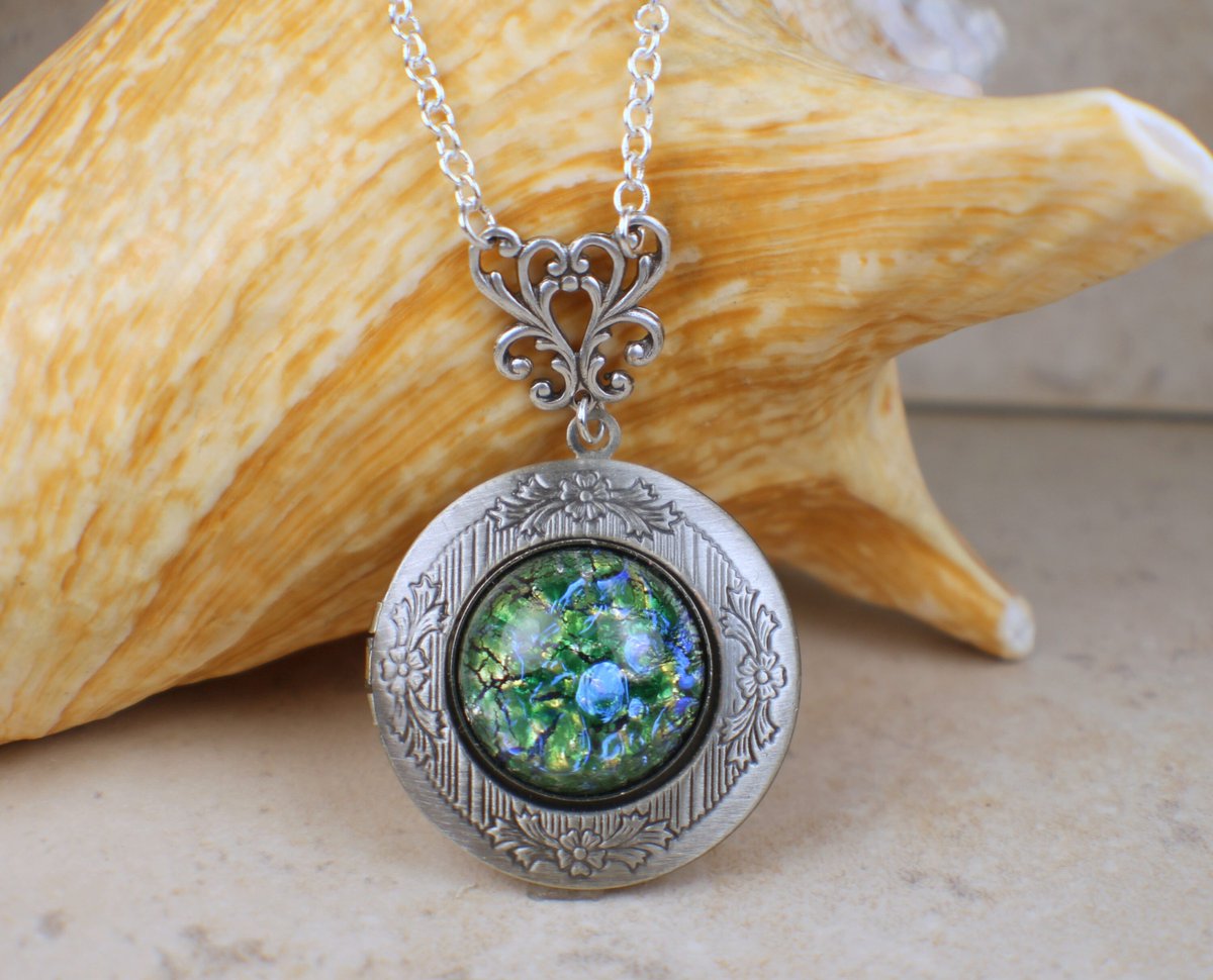 charsfavorite's tweet photo. Emerald Green Glass Opal Locket, Small Photo Locket, Photo Locket Necklace, Picture Locket, Keepsake Photo Locket, Wedding Photo Locket https://t.co/8dAi5CTCMa #Charsfavoritethings #Etsy #LocketJewelry https://t.co/32ALnw3MHk