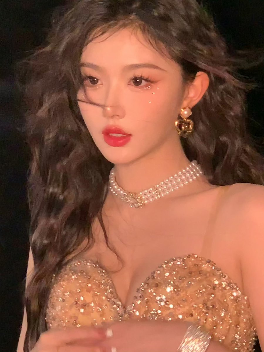 kongSnowflakes's tweet photo. Curler updated her weibo ❄️

[TRANS] 

Curly hair moment（Vault）👩‍🦱 🌝🌝 

#孔雪儿 https://t.co/w9DAdDHxYH