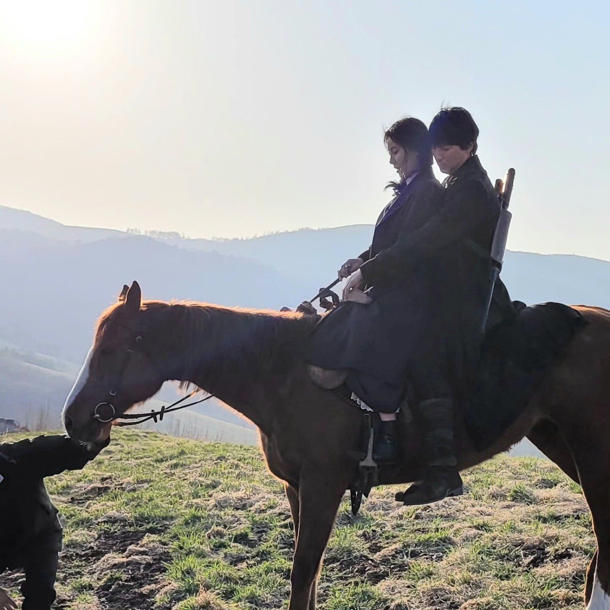 namgildaeroluv's tweet photo. HUUUAAA
INII EMANG DIAJARIN BUAT SHOOTING APA GIMANAAA?? Seingatku heeshin cuma naik kuda doang kan ya gak mengendarai sndri?😭🥰🥰 #YOONSHIN #KIMNAMGIL #SEOHYUN #LEEYOON #HEESHIN #SONGOFTHEBANDITS https://t.co/BGwgioNwPd