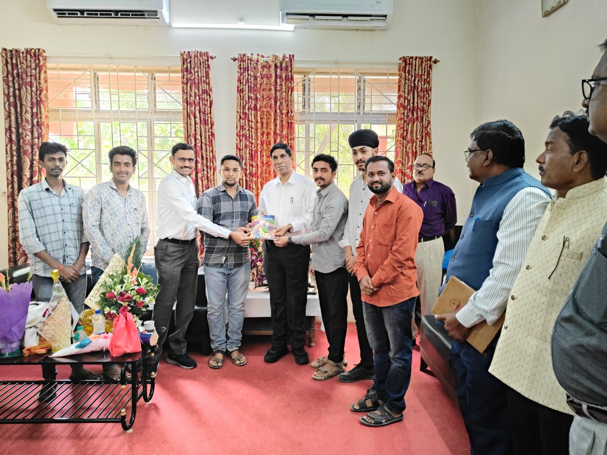 AbvpNanded's tweet photo. अखिल भारतीय विद्यार्थी परिषद नांदेड महानगराच्या वतीने स्वामी रामानंद तीर्थ मराठवाडा विद्यापीठाचे प्रभारी कुलगुरू म्हणून डॉ. प्रकाश महनवार यांची नियुक्ती झाल्याबद्दल नांदेड शाखेच्या वतीने अभिनंदन करण्यात आले.
@AbvpDeogiri 
@Siddhu_Lat https://t.co/y0nN9LNukG
