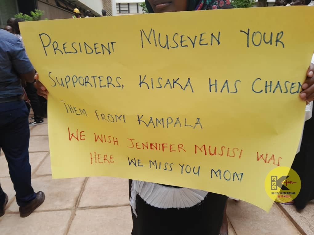 933kfm's tweet photo. UPDATE: This photo taken on November 6, 2023, shows a @KCCAUG street cleaner holding a placard with words "We wish Jennifer Musisi [former KCCA ED] was here. We miss you mom" 

The cleaners stormed the Authority's headquarters in Kampala on Monday, demanding to meet the Executive Director, Dorothy Kisaka over non-payment. #KFMNews 

📷 Ruth Anderah