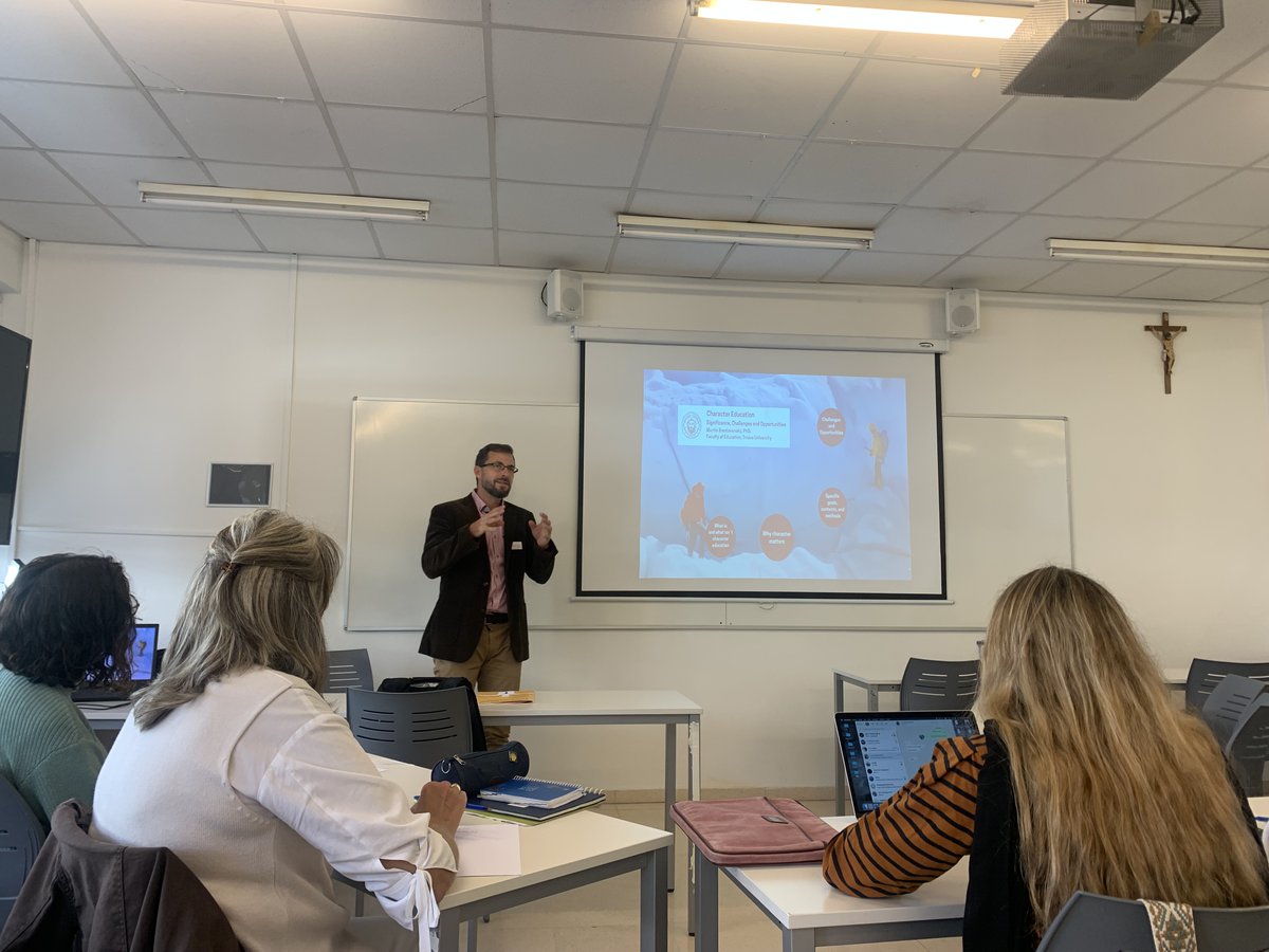 CEV_ufv's tweet photo. El martes 17 de octubre, varios alumnos tuvieron la suerte de tener la primera sesión del seminario “Character’s Education Foundation and Practice: Significance, Challenges &amp; Opportunities", lmpartida por el Profesor Martin BrestovanskÝ

https://t.co/wkqHI2Qfo3 https://t.co/LCqjD2Q4y7