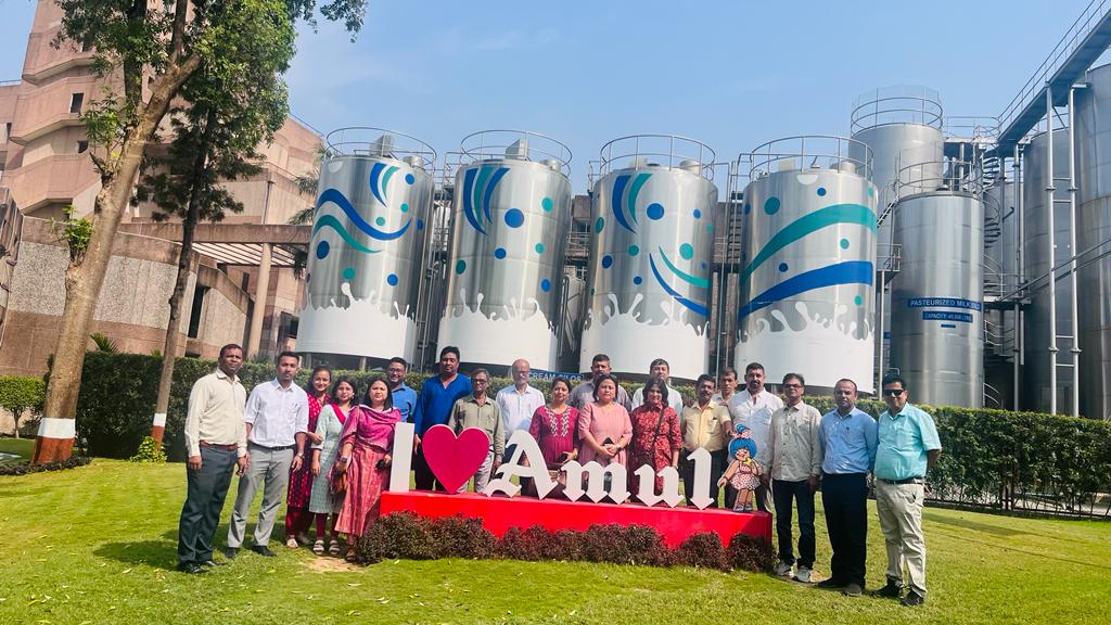 Dept_of_AHD's tweet photo. The 6-day Master Training Programme of Accredited Agents for Health and  Extension of Livestock Production (A-HELP) for Assam has commenced in Anand. Officials from @DAH&amp;D and the Assam State Rural Livelihood Mission are actively participating in this training session.
#ahelp https://t.co/SZ3TNFLyJk