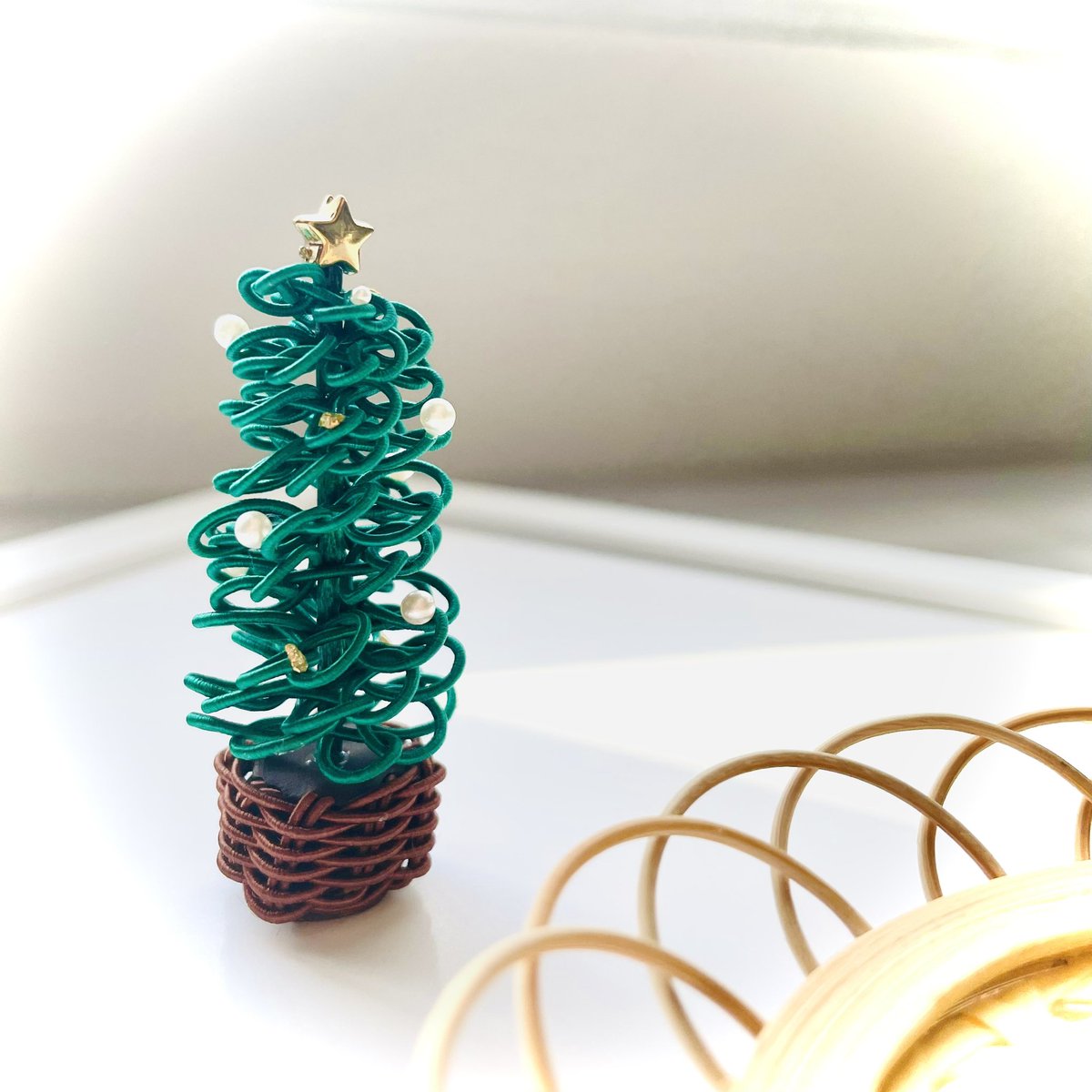 今年はミニリースじゃなくてミニツリーを作りましたっ！！
お好みで飾り付けていただけるように、飾りなしの状態でお届けします🌲
可愛いなぁと思って下さった方はぜひぜひリポストお願いします♡
#水引　#クリスマス　#ツリー　#ハンドメイド　#minneにて販売予定　#発売日未定