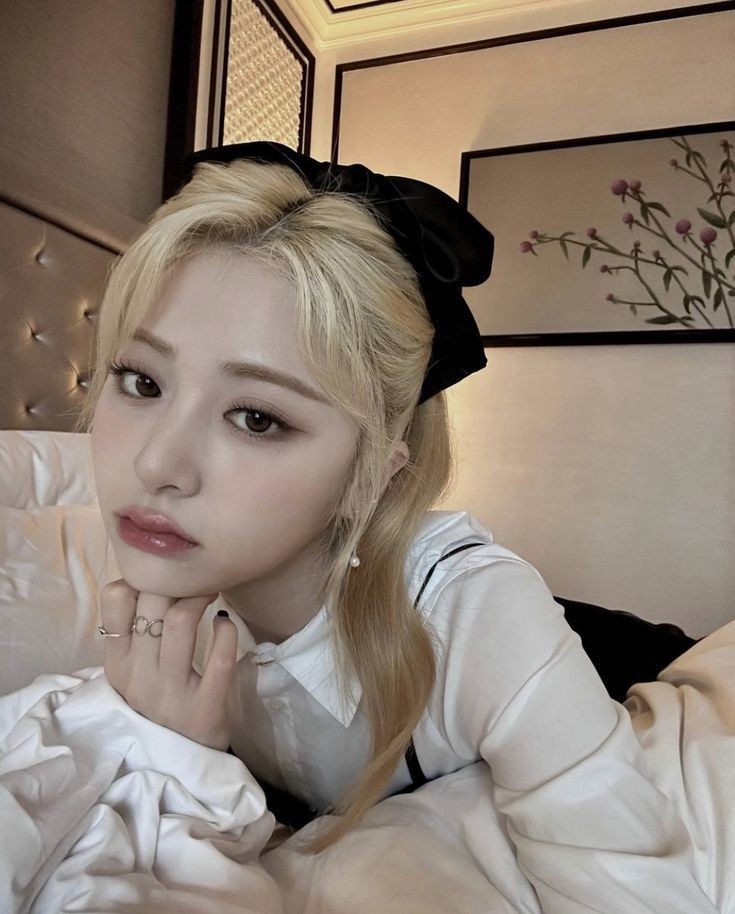 _selio_'s tweet photo. Go to Pinterest and search (kpop version):  

“Idol” 
“Lightstick” 
“Kpop quote” 
“Aesthetic”  

Quote this with the FIRST pic that appears, that’s your vibe. https://t.co/t1WrA1uyFM