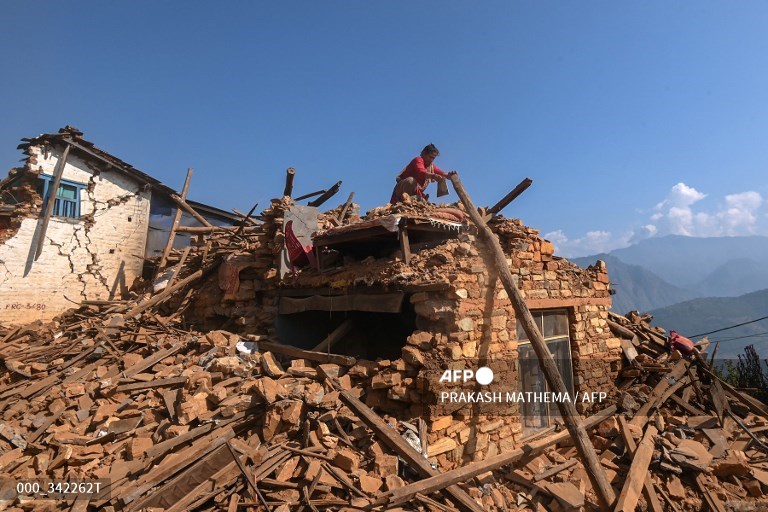 #Nepal - Survivors searche for belongings through the ruins of  damaged house in Khalanga of Jajarkot district
📷<a href="/PrakashMathema/">Prakash Mathema</a> #AFP