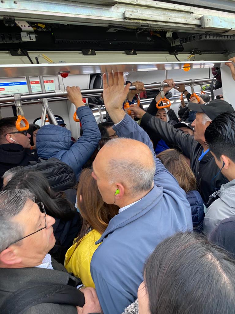 biobio's tweet photo. #Coronel y #SanPedroDeLaPaz Usuarios avisan de un colapso en los servicios matutinos del Biotren en dirección a Concepción. Asimismo, conductores dan cuenta de una gran congestión vehicular a la altura de Boca Sur. https://t.co/zgFvtGqgA8