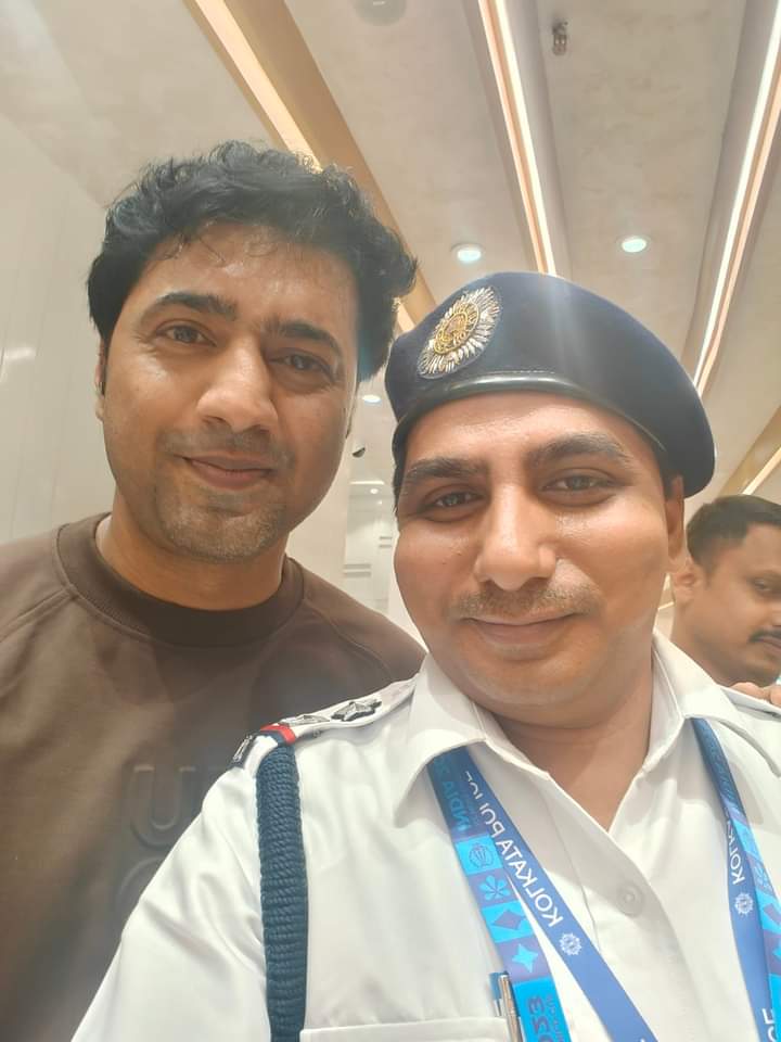 DevianAmar's tweet image. When you Suddenly meet with the #Dev.☺️☺️
The Tollywood Superstar and Honourable Member of Parliament Deepak Adhikary #SuperstarDev .🩵💚💛❤️
At #EdenGardens, during #IccMensCricketWorldCup2023.
Match #India vs #southafrica .