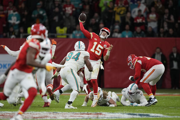 What a thrilling showdown in Germany! Patrick Mahomes delivered an outstanding performance with 2 TDs, ultimately securing a 21-14 win for the Chiefs against the Dolphins. The global reach of football continues to amaze us! 🏈🇩🇪 #Chiefs #Mahomes #InternationalFootball #EpicWin