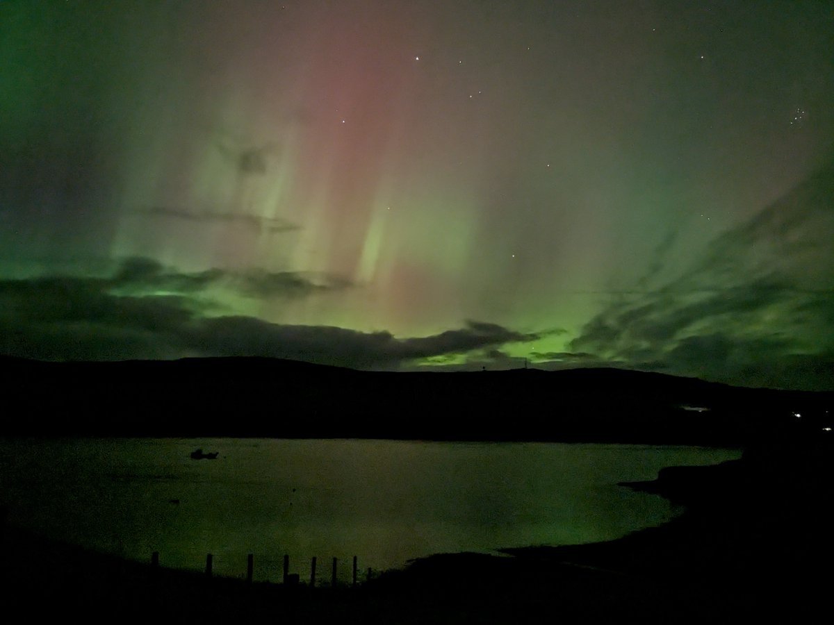 skyehen's tweet photo. Aurora Borealis dancing brightly last night. #northernlights #skye #glensdaleskye #milovaig https://t.co/4WpsUSXOqB
