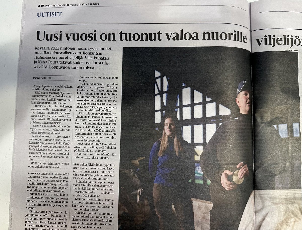 Hieno juttu että HS teki followupin tästä nuoresta maatalousyrittäjäpariskunnasta. 2021 he puhuivat vastuullisuusasioista, hiilen sidonnasta, eläinten hyvinvoinnista, uusiutuvasta energiasta, nyt miettivät miten selviytyvät veloista. Tämä avasi hyvin todellisuutta.