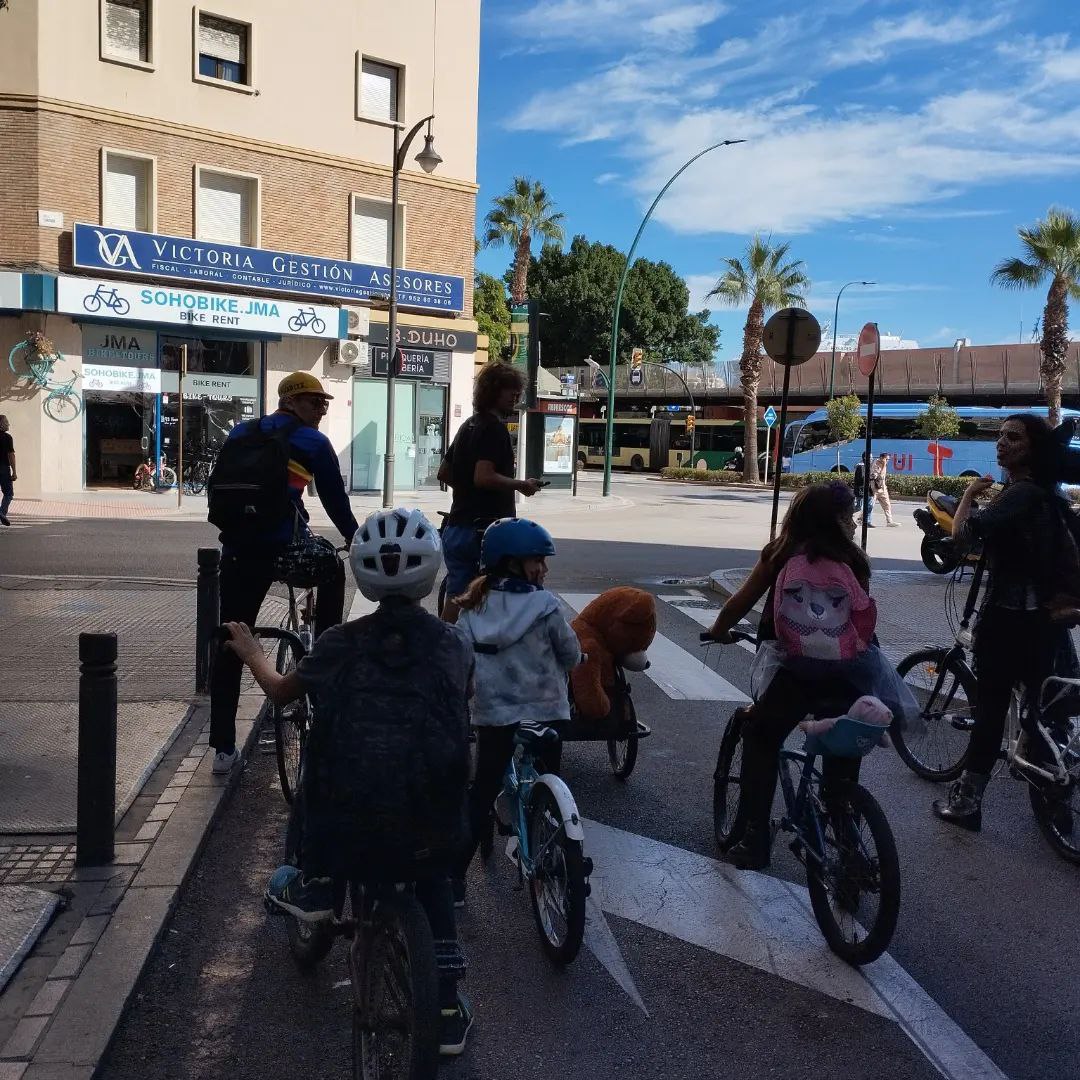 Masa Chikita Halloween!! Más sustos festivos y menos calles terroríficas! La ciudad  también es para peques y vulnerables y seguiremos uniéndonos para  reclamar nuestro espacio 👻🤗🐻

#malagabici #malagasostenible #kidicalmass