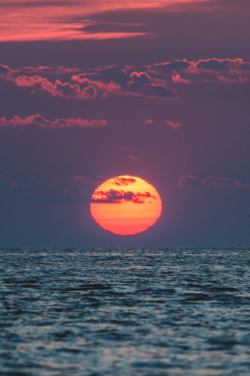 aestheticspost_'s tweet photo. Ocean sunrise https://t.co/gtqHFC7A8a