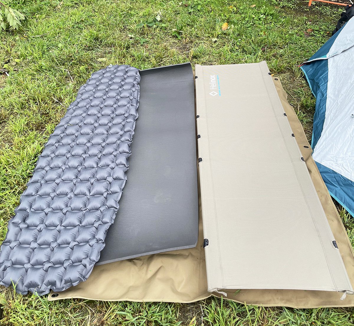 campdemo86's tweet photo. キャンプは寝心地にこだわりたい。エアマット、マット、コット、どれがいいのか。。。
ヘリノックスの最軽量ライトコットは持ち運びが楽だけど、寝返りが打てずエアマットはぷくぷく具合が落ち着かず。山と道UL Padか。
#ULPad
#ヘリノックス
#マット
#コット
#ソロキャンプ
#キャンプ好きと繋がりたい https://t.co/tbuoK3wxEk