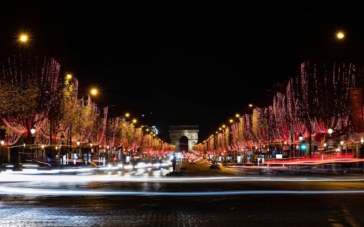 Paris_by_Elodie's tweet photo. On Nov19 the Christmas lights wil be turned on in Paris on Champs-Élysées Avenue.
From 11am the avenue will be car-free, until the lighting around 6pm, followed by a DJ set and fireworks at 8.15pm
Lights will be on 7/7 5pm-midnight + all night on Dec24 &amp; 31 until early January.✨ https://t.co/Jyev7YeVgf