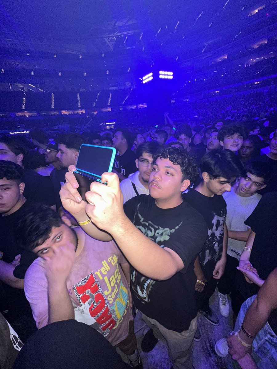 heko tweet media