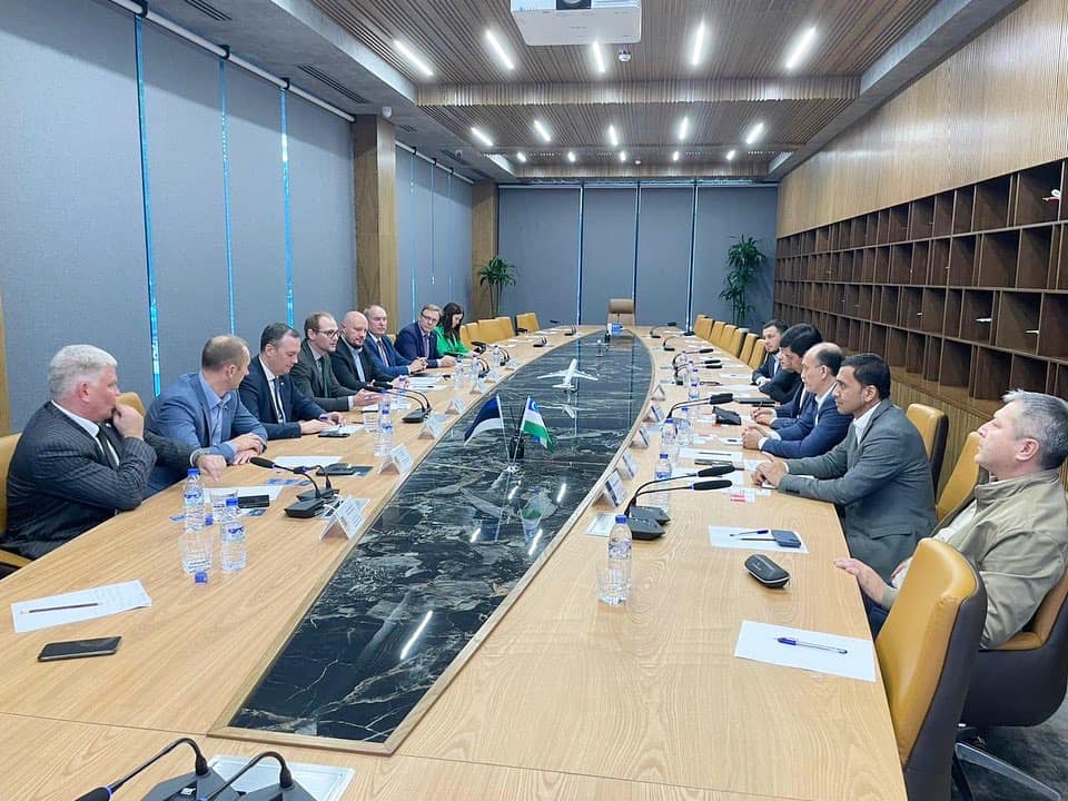 toomastirs's tweet photo. 🇪🇪 business delegation #EstonianRailways #Operail #HHLA-TK #CF&amp;S #Turnit #Silsteve led by Vice-Minister @SalmuSander visited 🇰🇿 &amp; 🇺🇿. 
Productive meetings with 🇰🇿 #Karabayev, 🇺🇿 #MinTransUZ, companies like #KTZRailways #UzbekRailways &amp; at #TransLogistica #Uzbekistan fair. https://t.co/Q7h5paszQs