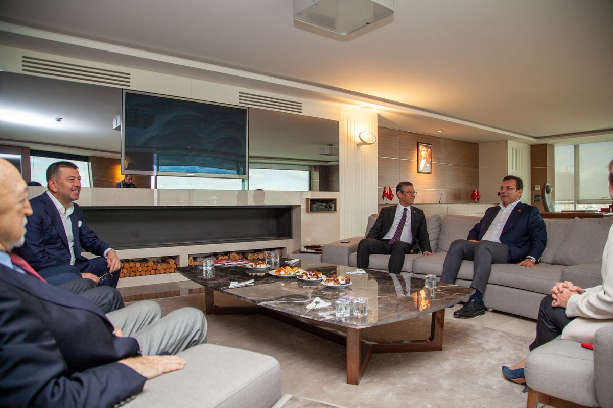 38. Olağan Kurultayımızın Divan Başkanı, İstanbul Büyükşehir Belediye Başkanımız Sn. Ekrem İmamoğlu'nu çalışma ofisimizde ağırladık.

"İkinci yüzyılda kurucumuz Gazi Mustafa Kemal Atatürk'e layık başarıları hep birlikte alacağız."