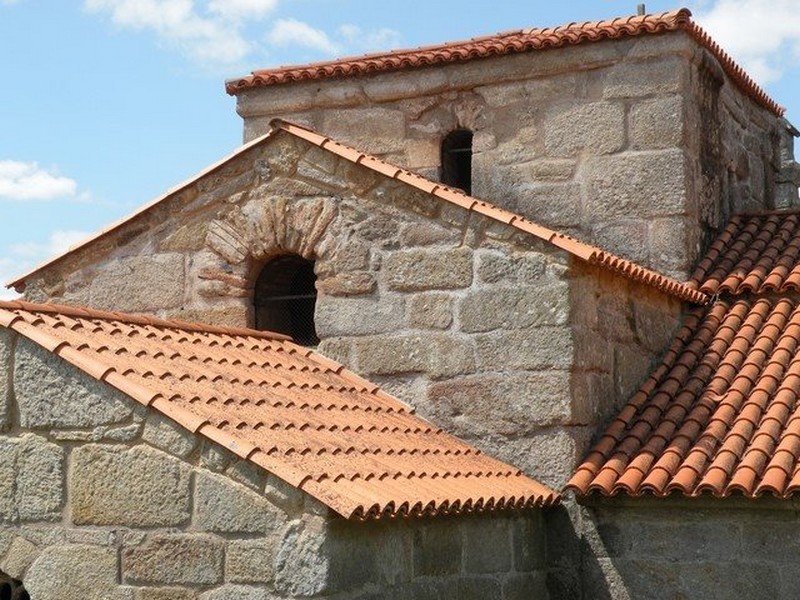 Altomedieval's tweet image. SANTA COMBA DE BANDE
Visigodo-Siglo VII–Orense
turismo-prerromanico.com/home-b__trashe…

Magnífico ejemplo de iglesia cruciforme, totalmente abovedada, con una única nave, un ábside, un pórtico formando dos extremos simétricos de menor altura y anchura, y una nave de crucero de la misma altura,