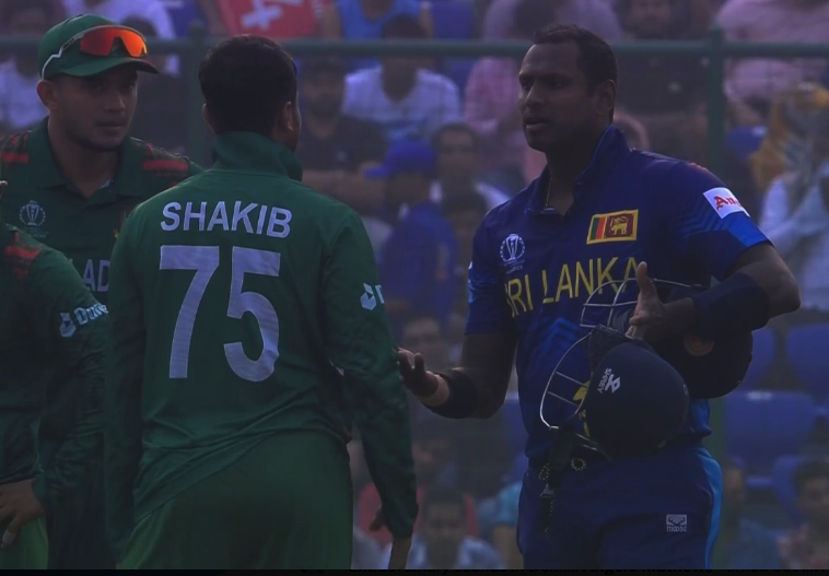 ArpitBanjara's tweet photo. Angelo Mathews was given out.
Shakib could have withdrawn his appeal. Not everything should be according to the book rules. The helmet strap issue was legit. #BANvsSL #CWC23 https://t.co/3Jp1QhzijH