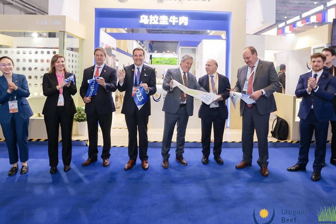 Como delegado en <a href="/INAC_Uruguay/">INAC Uruguay</a>, hoy participamos de la inauguración oficial del stand 🇺🇾 en la feria CIIE en Shanghai 🇨🇳 con presencia del embajador <a href="/FerLUGRIS/">Fernando LUGRIS</a> ,  cónsul Marcelo Magnou, presidente de Inac Conrado Ferber,  <a href="/DanieldeMattos3/">Daniel de Mattos</a>