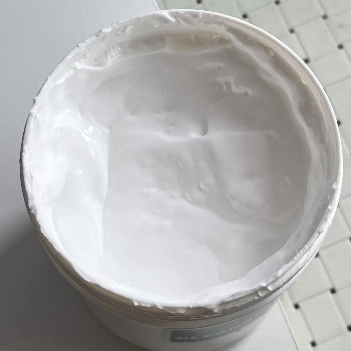 queerisy's tweet photo. VIVA U BECANDA YAH???? masa cleansing cream segede ini CUMA 20RIBUAN?!?!?!??????! buat bersihin muka warga satu RT JUGA HABISNYA KAPAN 😭😭 https://t.co/uDQ4LGxy16