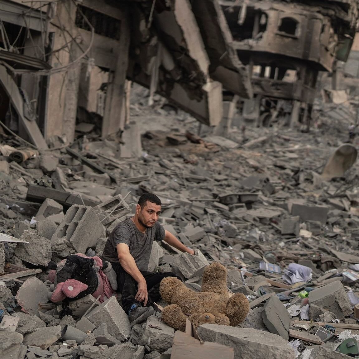 أنت الناجي الوحيد من عيلتك؟ 
لا يا عمي هُم الناجين والله وأنا اللي ضايل ..

غَزة - 2023