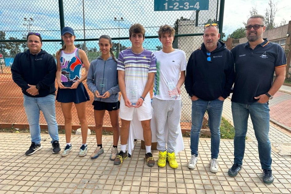 🏆 Doblete español en tierras valencianas 🏆

💥 Gabriela Paun estrena su palmarés #ITF con solamente ¡14 AÑOS! 

👏 Luis Llorens consigue en el J30 de Silla su segundo título tras ganar este año en El Cairo

📲 rfet.es/es/noticia/lui…

📸 <a href="/CD_Saladar/">C. D. Saladar</a>