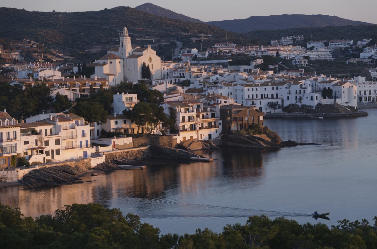 CfaCompetic's tweet photo. M'agradaria anar de vacances a Cadaqués. Les seves cales són impressionants. #VacancesCompetic https://t.co/tVjx7EIgVC