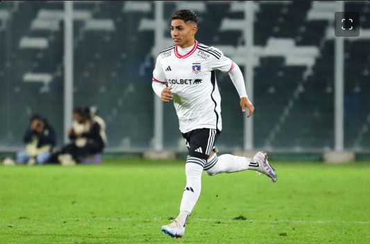 Chriss_Aguila's tweet photo. Jordhy Thompson detenido de nuevo por violencia y Colo Colo aún no lo corta. ¿Qué esperan? ¿Un hat-trick de denuncias? Basta de normalizar la violencia y de proteger a los que manchan el deporte y la sociedad. Es hora de jugar limpio. #ColoColo #ToleranciaCero #FueraThompson https://t.co/LpEZ0xs3tM