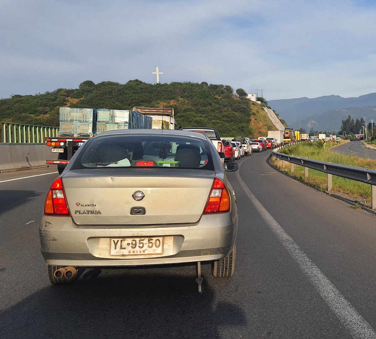 msotoopazo's tweet photo. Taco en Ruta 90, San Fernando - Placilla - Nancagua. Corte de ruta por protestas. 
@eltipografo @TribunaC https://t.co/1LABZO9Q3L