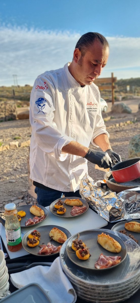 ChileEscapada's tweet photo. Un desses dias en la montaña.. Sebastián Aracena prepara nosso picnic gourmet para um aniversário de 70 anos ! Um destino imperdível Andes .. Nada se compara ao amor que se entrega com carinho. #sunsetescapada #picnicgourmet #sunsetfarellones #sebacheff https://t.co/lTT5inOcIi