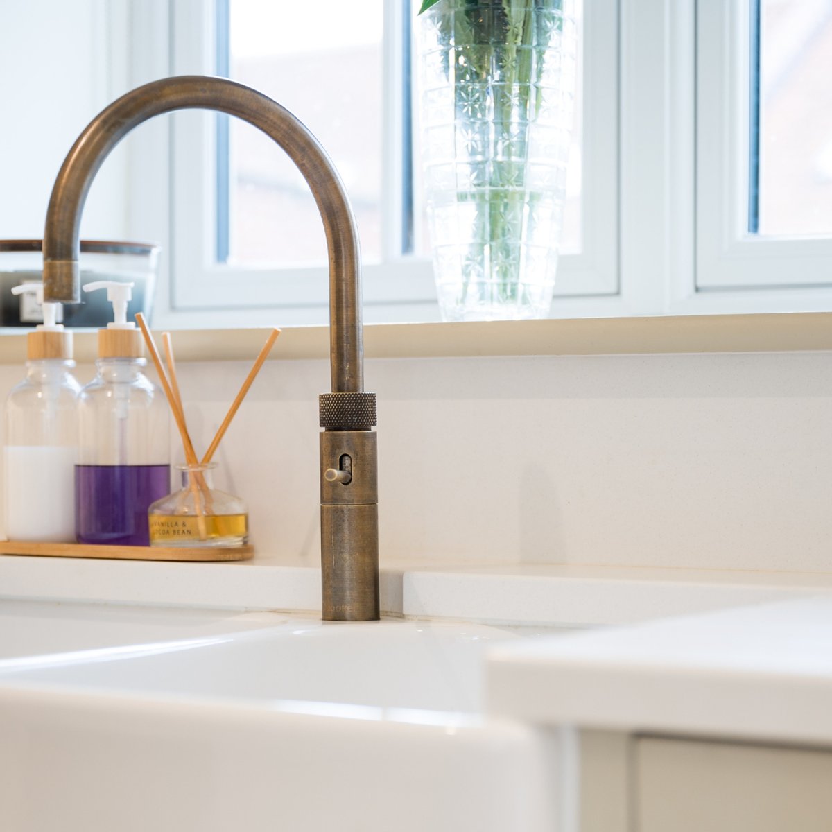 AngliaKB's tweet image. Instant boiling water? Not a problem! ✅

#AKB #KitchenDesign #KitchenTap #NorfolkKitchen