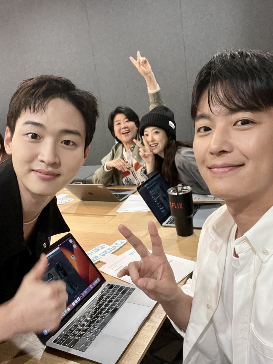 따수운 <정신병동에도 아침이 와요> 팀의 따끈따끈한 네이버 톡담회 사진 풉니다📸 

월요일의 완벽한 마무리였다 (박수)(박수)