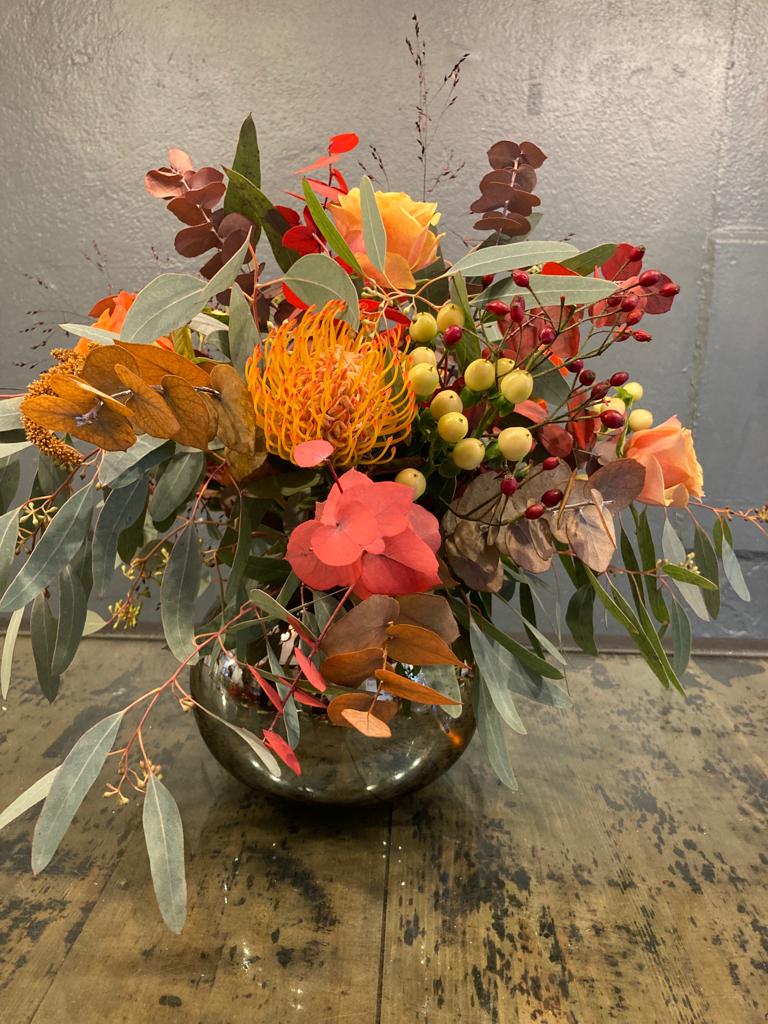 So autumnal! Just one of many vase arrangements for a special dinner last week 🍂
#MoutanOdiham #OdihamFlorist #OdihamFlowerShop #Odiham #AutumnFlorals
