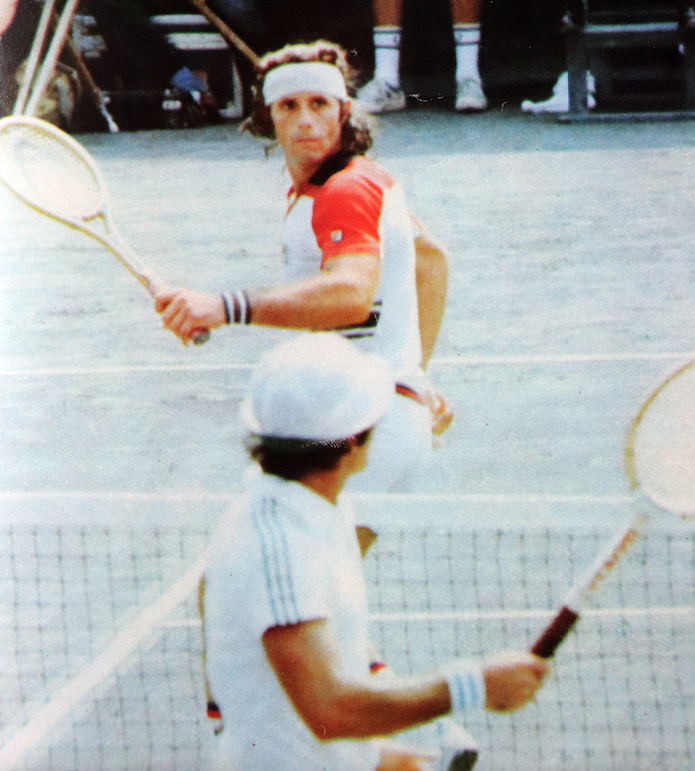 Forest Hills, septiembre de 1977. Interesante toma de las semifinales del #USOpen entre @GuilleVilasok y el local Harold #Solomon, que el argentino ganó por 6-2, 7-6 (3) y 6-2. Hasta allí, Vilas no no había perdido sets. ✍️ EP|Press 📷 #SomosEditAtlantida