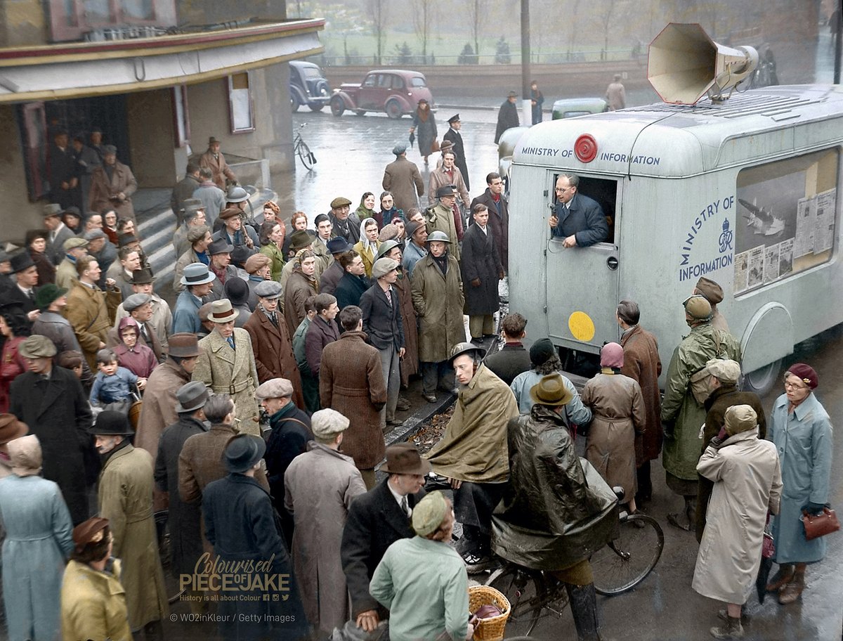 Nov. 18, 1940 #Coventry, UK
People gather outside the #HippodromeTheater near #LadyHerbertsGarden.
The #MinistryofInformation has sent communication trucks to the devastated city to inform and instruct the local people. 

#wo2inkleur II kickuitgevers.nl
#battleofBritain