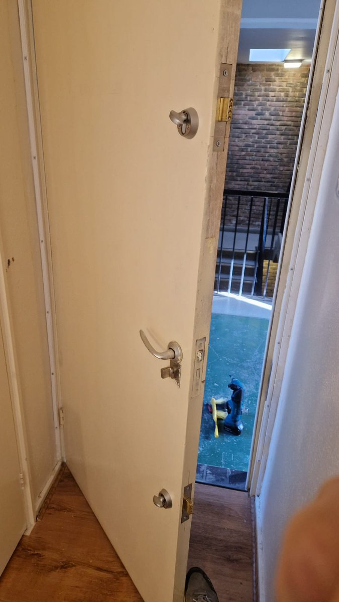 IKSLocksmiths's tweet image. 2 keyless exit deadlocks and frame enforcing Birmingham bars fitted to flat door in N5.

The customer rarely uses this door so wanted to fully secure while maintaining the exit as an emergency escape option.

Call us on 0203 284 1045.

#mlalocksmith #LondonLocksmith #security