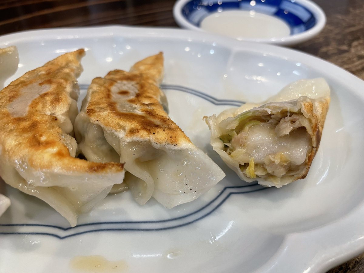 GourmetGradeB's tweet photo. おつけだんご@古民家麺処かつら
【山梨県大月市】
大月の地味噌と麹味噌を合わせた味噌汁に、大根、人参、ごぼう、しめじ等の野菜とよく練った小麦粉を小判型にした団子を入れ煮込んだ具沢山の味噌汁”おつけだんご”
そして、餅入りの餃子”大月ぎょうざ”はゆず酢で召し上がれ！ https://t.co/yI04PUv8tB