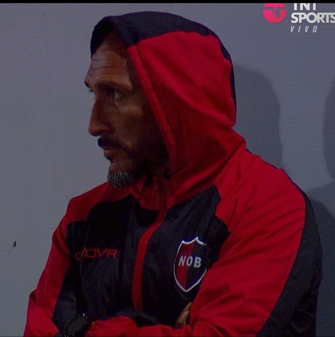AlejandroVeron's tweet photo. Alguien algún dia le explicará al socio de Newells xq este personaje que le dijo NO AL TATA MARTINO cuando lo fué a buscar,que fracasó en todos lados después de retirarse está BECADO  en NEWELLS?
Hace falta que enumere sus contrataciones  en este mercado? otro q debiera irse solo https://t.co/xNWjY24Ho5